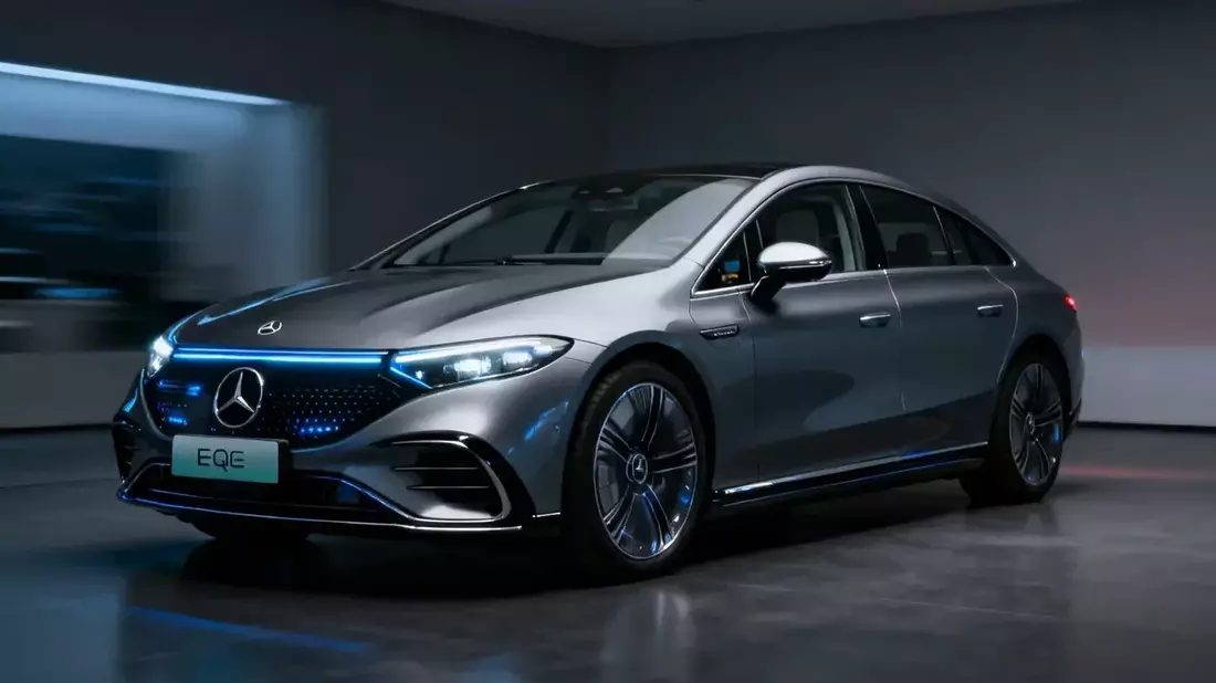 Mercedes-Benz Faces Labour Protests and Stock Plunge Near 52-Week Low
