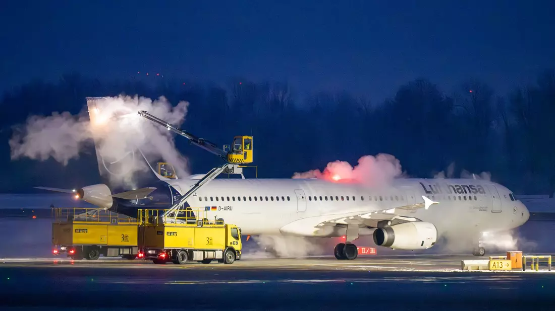 Fünf Lufthansa-Flugzeuge konnten wegen Schneefalls in der Februarnacht nicht abheben. (Symbolbild) - Bild: Peter Kneffel/dpa