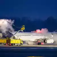 Fünf Lufthansa-Flugzeuge konnten wegen Schneefalls in der Februarnacht nicht abheben. (Symbolbild) - Foto: Peter Kneffel/dpa