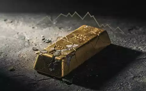Ein teilweise angelaufener Goldbarren liegt auf einer dunklen Oberfläche, dramatisch beleuchtet, was einen Rückgang symbolisiert. - Foto: über boerse-global.de
