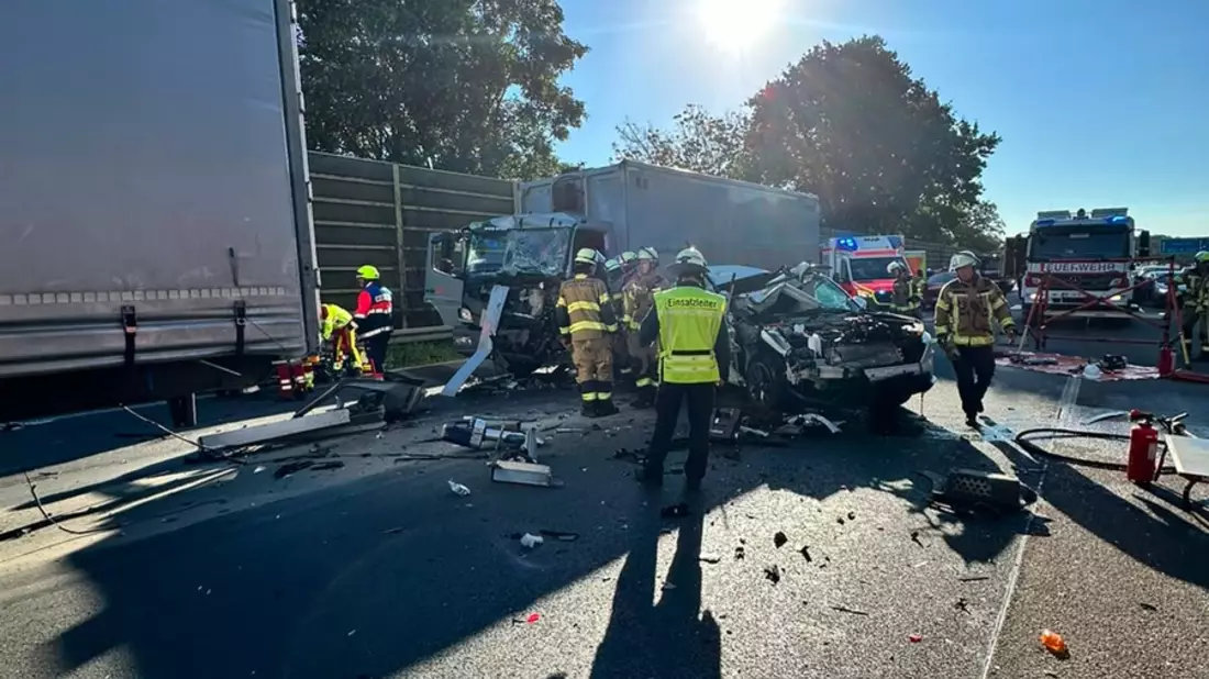 FW-NE: Schwerer Verkehrsunfall auf der A57 | LKW-Fahrer aus Fahrerhaus befreit | Ersthelfer verhalten sich vorbildlich - Bild: presseportal.de