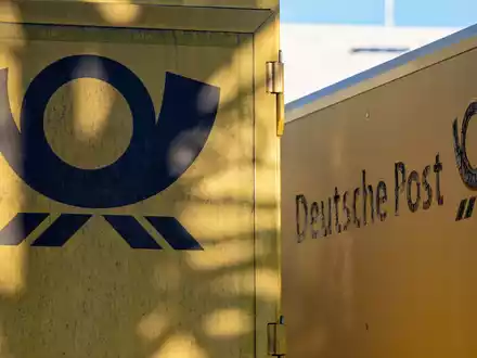 Das gute alte Posthorn, das Logo der Deutschen Post - hier an Lastwagen, die vor einem Kölner Briefzentrum parken. - Foto: Henning Kaiser/dpa