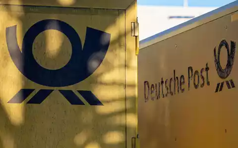 Das gute alte Posthorn, das Logo der Deutschen Post - hier an Lastwagen, die vor einem Kölner Briefzentrum parken. - Foto: Henning Kaiser/dpa