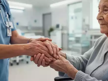 Nahaufnahme der Hände einer Pflegefachkraft, die die Hand eines älteren Patienten mit Demenz hält. Fokus auf Empathie und Fürsorge. - Foto: über boerse-global.de