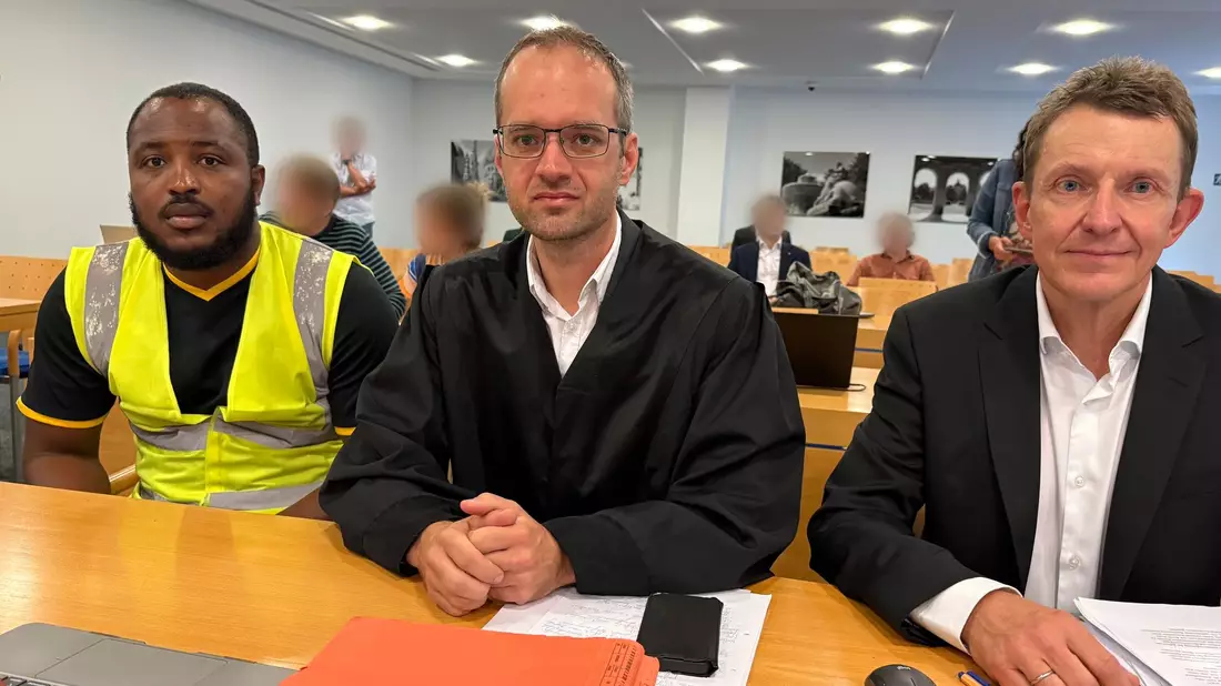 Zwei Kläger mit ihrem Anwalt (M). (Archivbild) - Bild: Britta Schultejans/dpa