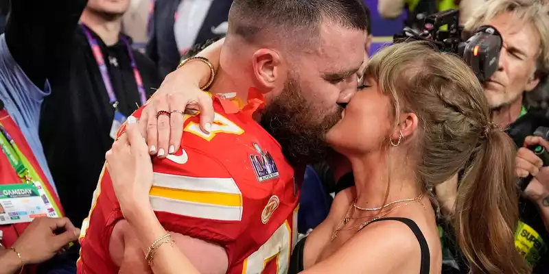 Die Gerüchteküche um die mögliche Hochzeit von Swift und Kelce brodelt. (Archivfoto) - Foto: John Locher/AP/dpa