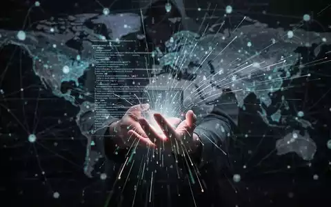 Eine Hand hält ein abstraktes digitales Gerät, aus dem leuchtende Datenströme und Code hervorgehen, vor einem Hintergrund globaler Netzwerke. - Foto: über boerse-global.de