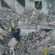 Rettungshelfer in Kiew suchen nach Überlebenden in den Trümmern nach dem russischen Angriff. - Bild: Efrem Lukatsky/AP/dpa