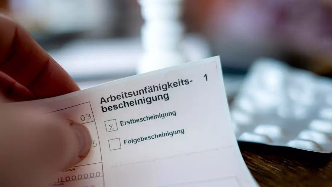 Arbeitsunfähigkeitsbescheinigungen sollen schon früher Pflicht werden. (Symbolbild) - Bild: Sina Schuldt/dpa