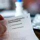 Arbeitsunfähigkeitsbescheinigungen sollen schon früher Pflicht werden. (Symbolbild) - Bild: Sina Schuldt/dpa