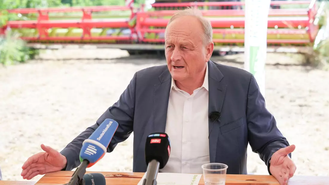 Bauernpräsident Joachim Rukwied hält Minijobber in der Landwirtschaft für unersetzbar. - Bild: Sven Kaeuler/dpa