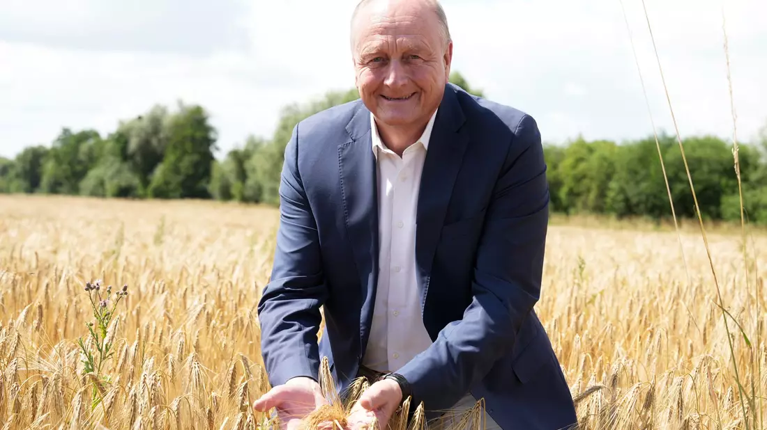Bauernpräsident Joachim Rukwied kommt zum Start der Ernte von Wintergerste aufs Feld. Die Weizenernte startet etwas später.  - Bild: Sven Kaeuler/dpa