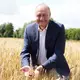 Bauernpräsident Joachim Rukwied kommt zum Start der Ernte von Wintergerste aufs Feld. Die Weizenernte startet etwas später.  - Bild: Sven Kaeuler/dpa