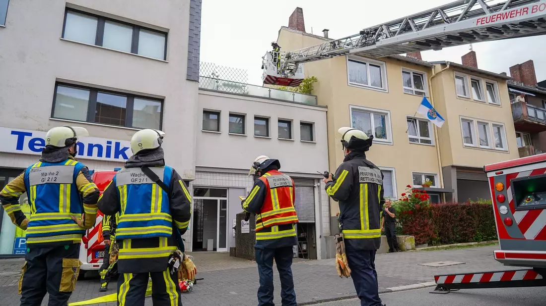 FW-BO: Dachstuhlbrand auf der Hermannshöhe - Besatzung eines Notarzteinsatzfahrzeuges entdeckt Brand - Bild: presseportal.de