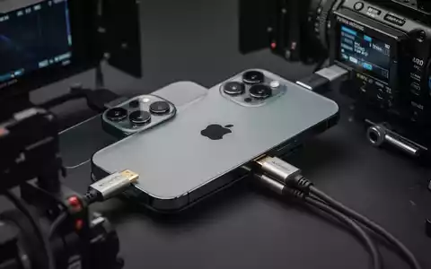 Nahaufnahme eines iPhone 17 Pro, verbunden mit einem professionellen externen Monitor über ein HDMI-Kabel, zeigt Videoproduktions-Setup. - Foto: über boerse-global.de