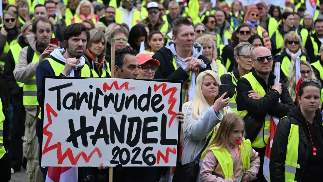 Handelsbeschäftigte streikten in den vergangenen Wochen mehrfach für höhere Löhne. (Archivbild) - Bild: Federico Gambarini/dpa