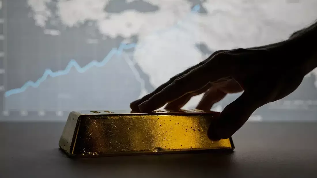 Gold Gains 2.47% After ADP Miss, Yet Holds Below $4,200 Amid Rate Uncertainty