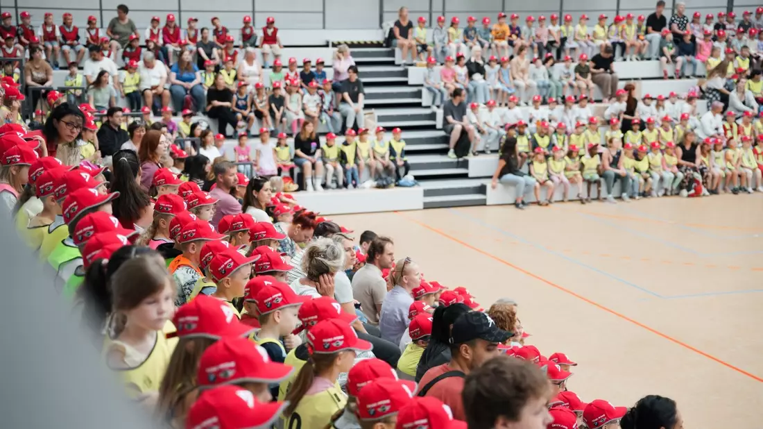 POL-HRO: Gemeinsam für starke Kinder: Präventionsprojekt Kindergarten-Cop weiterentwickelt - Landespolizeiorchester erstmals dabei - Bild: presseportal.de