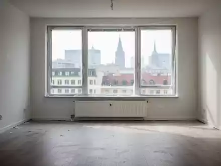 Ein leerer, besenreiner Raum in Berlin mit Blick auf die Stadt, der eine professionelle Haushaltsauflösung symbolisiert. - Foto: über boerse-global.de