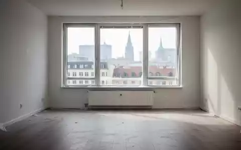 Ein leerer, besenreiner Raum in Berlin mit Blick auf die Stadt, der eine professionelle Haushaltsauflösung symbolisiert. - Foto: über boerse-global.de