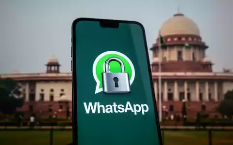 Ein Smartphone mit dem WhatsApp-Logo und einem digitalen Vorhängeschloss, im Hintergrund das indische Parlament. Symbolisiert die Regulierung von WhatsApp in Indien. - Foto: über boerse-global.de