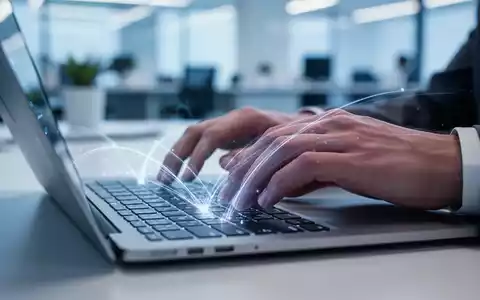 Nahaufnahme von Händen, die auf einer Laptop-Tastatur tippen, mit leuchtenden Linien, die Textvorschläge auf dem Bildschirm andeuten. - Foto: über boerse-global.de
