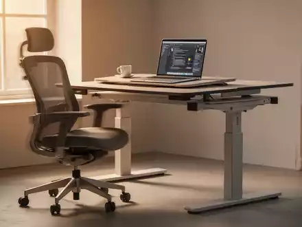 Ein modernes, minimalistisches Homeoffice mit höhenverstellbarem Schreibtisch, ergonomischem Stuhl und Laptop, beleuchtet von warmem Fensterlicht. - Foto: über boerse-global.de