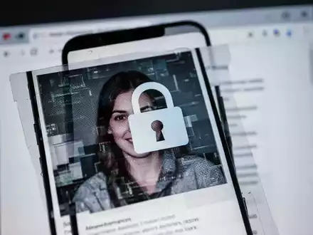 Ein Smartphone-Bildschirm zeigt ein verzerrtes, verpixeltes Foto mit einem digitalen Vorhängeschloss-Symbol und einem Browser im Hintergrund. - Foto: über boerse-global.de
