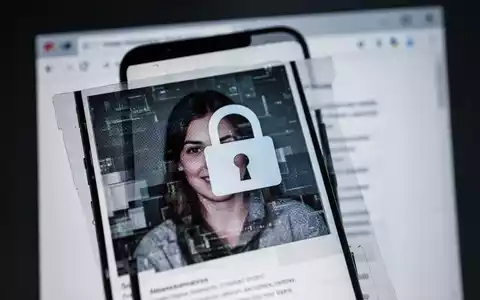 Ein Smartphone-Bildschirm zeigt ein verzerrtes, verpixeltes Foto mit einem digitalen Vorhängeschloss-Symbol und einem Browser im Hintergrund. - Foto: über boerse-global.de