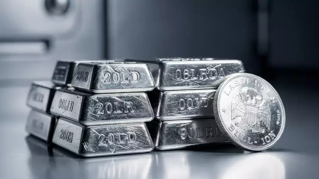 Plata rebota a $60 por mensaje de la Fed y déficit de oferta récord