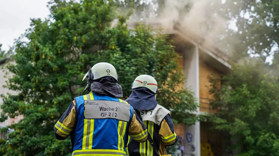 FW-BO: Rauchentwicklung in ehemaligem Schulgebäude - Feuer im ersten Obergeschoss zügig gelöscht - Bild: presseportal.de