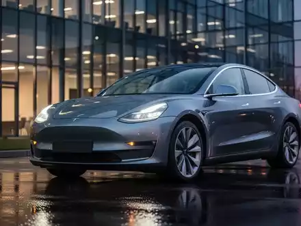 Ein modernes, elegantes Elektro-Firmenauto steht vor einem beleuchteten Bürogebäude in der Dämmerung. - Foto: über boerse-global.de