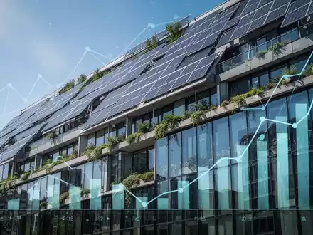 Ein modernes Gebäude mit Solarmodulen und grünen Pflanzen an der Fassade, das Energieeffizienz und Klimaziele symbolisiert. - Foto: über boerse-global.de
