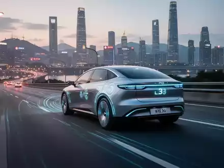 Autonomes Fahrzeug mit L3-Fähigkeiten auf moderner Autobahn in Chongqing, China, bei Sonnenuntergang. - Foto: über boerse-global.de