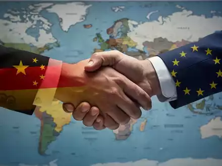 Zwei Hände, eine mit chinesischem und eine mit deutschem/EU-Flaggenmotiv, treffen sich über einer Weltkarte, die Handelsspannungen darstellt. - Foto: über boerse-global.de