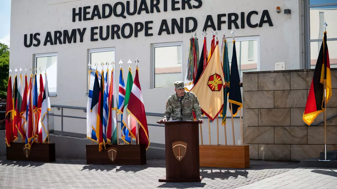 General Christopher Donahues Abschied am US-Militärstandort Wiesbaden geht feierlich im Freien über die Bühne. - Bild: Hannes P. Albert/dpa