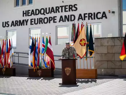 General Christopher Donahues Abschied am US-Militärstandort Wiesbaden geht feierlich im Freien über die Bühne. - Foto: Hannes P. Albert/dpa