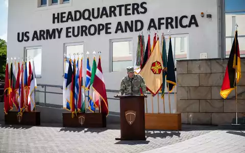 General Christopher Donahues Abschied am US-Militärstandort Wiesbaden geht feierlich im Freien über die Bühne. - Foto: Hannes P. Albert/dpa