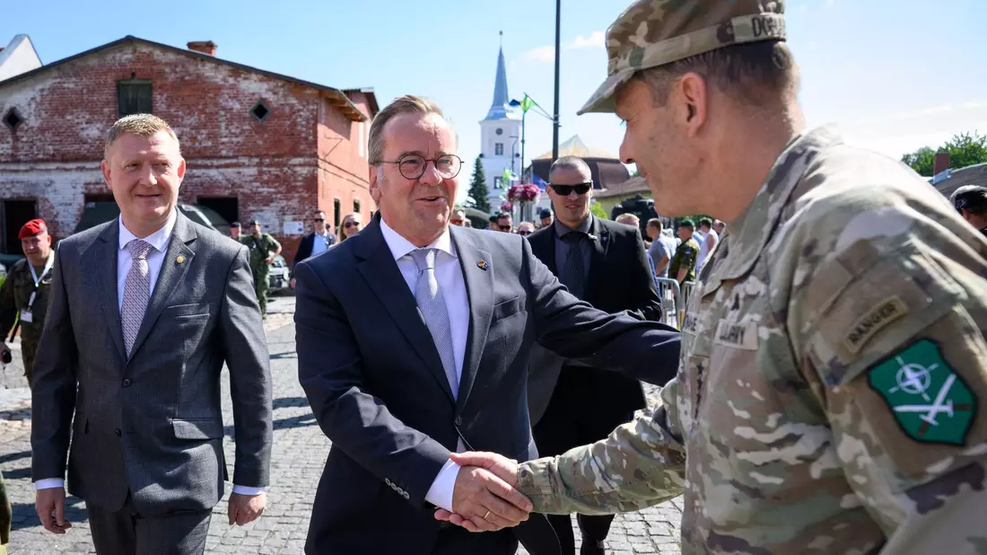 Verteidigungsminister Boris Pistorius (SPD) begrüßte US-General Christopher Donahue in Estland. - Bild: Bernd von Jutrczenka/dpa