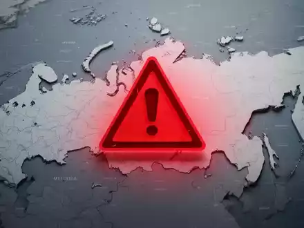 Eine stilisierte Karte Russlands mit einem deutlichen Warnsymbol oder einer roten Überlagerung, die Reisebeschränkungen und Gefahren darstellt. - Foto: über boerse-global.de