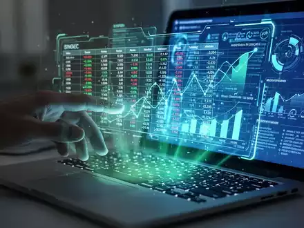 Eine Hand interagiert mit einem holografischen Excel-Blatt mit Finanzdaten und KI-Erkenntnissen, projiziert von einem Laptop. - Foto: über boerse-global.de