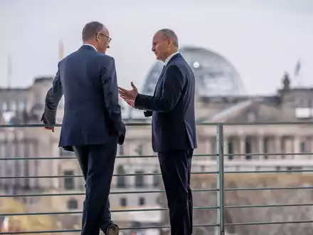 Der irische Regierungschef MicheĂĄl Martin (r) muss in den kommenden Monaten im Haushaltsstreit vermitteln. Kanzler Merz gibt sich bislang allerdings nicht besonders kompromissbereit. (Archivbild) - Foto: Michael Kappeler/dpa