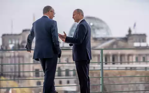 Der irische Regierungschef Micheál Martin (r) muss in den kommenden Monaten im Haushaltsstreit vermitteln. Kanzler Merz gibt sich bislang allerdings nicht besonders kompromissbereit. (Archivbild) - Foto: Michael Kappeler/dpa