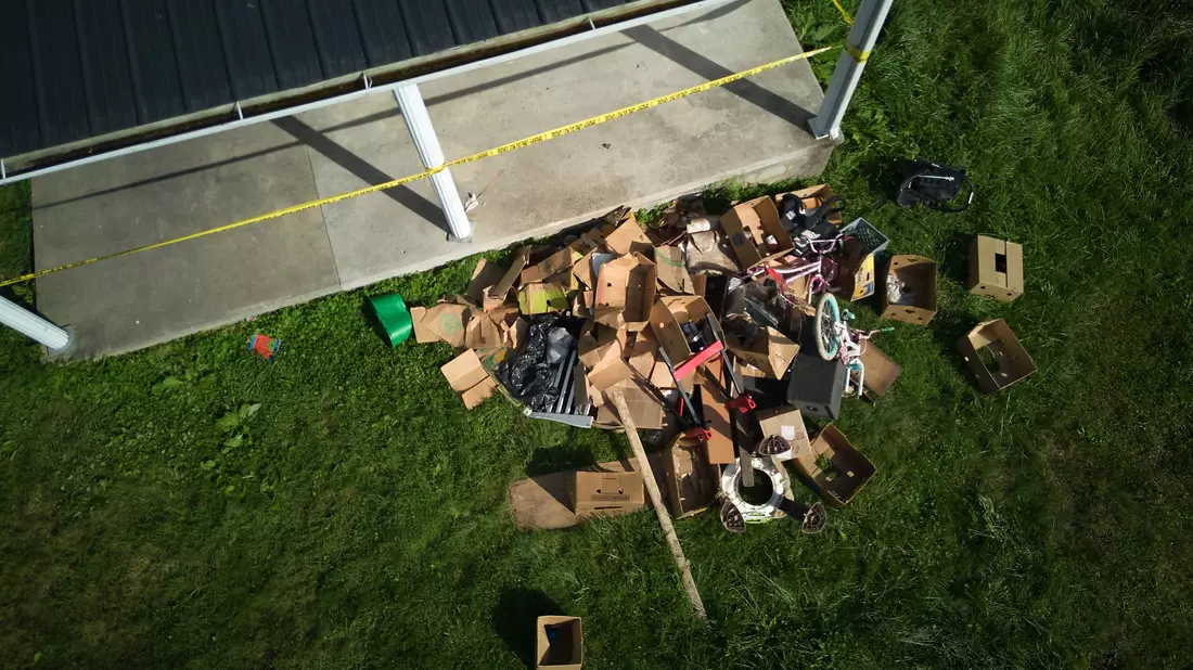 Fäkalien,Müll und 16 Kinder auf engstem Raum fanden die Behörden in diesem Holzhaus im US-Bundesstaat Ohio vor. - Bild: Carolyn Kaster/AP/dpa