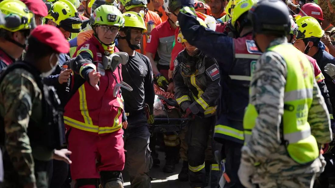 Rettungskräfte bergen einen Mann lebend aus den Trümmern eines eingestürzten Einkaufszentrums.  - Bild: Fernando Vergara/AP/dpa