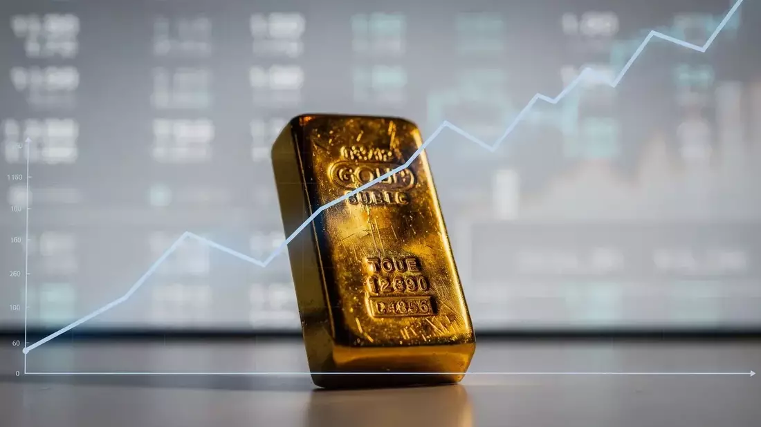 Oro sube 2,4% por mal empleo en EE.UU., pero riesgo en Hormuz amenaza
