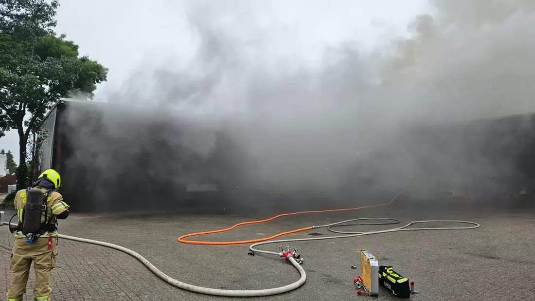 FW Gronau: Feuer in Lagerhalle am Heerweg - Bild: presseportal.de