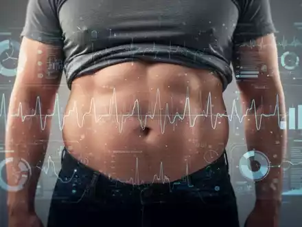 Nahaufnahme des Bauches einer Person mit einer subtilen digitalen Überlagerung, die Gesundheitsdaten darstellt, um viszerales Fett zu symbolisieren. - Foto: über boerse-global.de