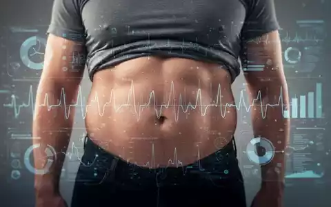 Nahaufnahme des Bauches einer Person mit einer subtilen digitalen Überlagerung, die Gesundheitsdaten darstellt, um viszerales Fett zu symbolisieren. - Foto: über boerse-global.de