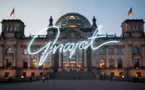 Leuchtende digitale Signatur vor verschwommenem Hintergrund des Reichstagsgebäudes, Symbol für Verwaltungsmodernisierung. - Foto: über boerse-global.de